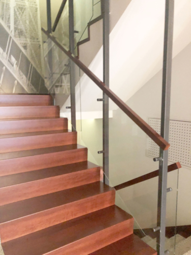 Balustrada z metalu, drewna i szkła - KIM Ogrodzenia Budzyń