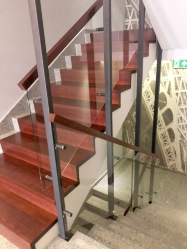 Balustrada wewnętrzna z metalu, drewna i szkła - KIM Ogrodzenia Budzyń