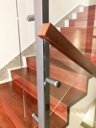 Balustrada wewnętrzna z metalu, drewna i szkła - KIM Ogrodzenia Budzyń