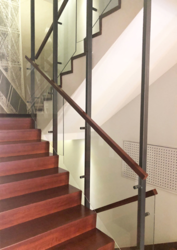 Balustrada wewnętrzna z metalu, drewna i szkła - KIM Ogrodzenia Budzyń