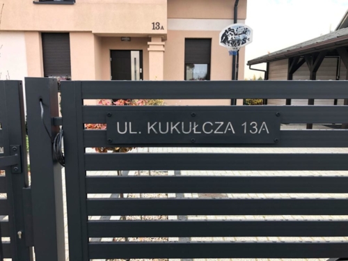 Napisy i numery na dom - Kim Ogrodzenia Budzyń