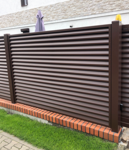 Ogrodzenie zasłaniające posesję z wypełnieniem z blachy - Ogrodzenia KIM Budzyń, Chodzież, Oborniki, Szamotuły, Piła