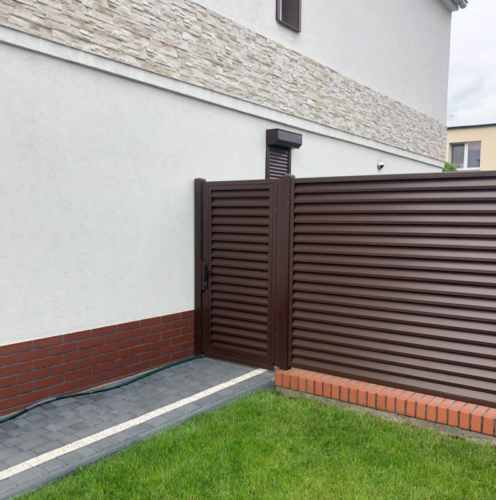 Ogrodzenie zasłaniające posesję z wypełnieniem z blachy - Ogrodzenia KIM Budzyń, Chodzież, Oborniki, Szamotuły, Piła