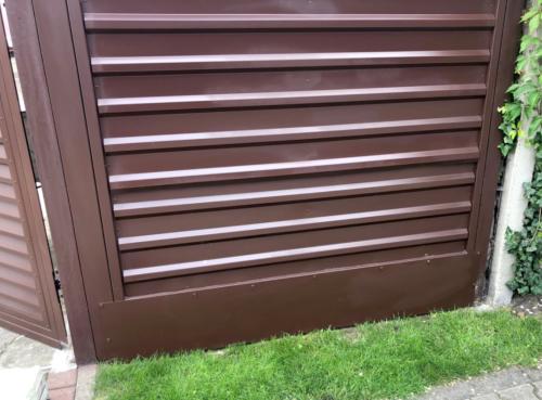 Ogrodzenie zasłaniające posesję z wypełnieniem z blachy - Ogrodzenia KIM Budzyń, Chodzież, Oborniki, Szamotuły, Piła