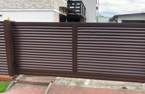 Ogrodzenie zasłaniające posesję z wypełnieniem z blachy - Ogrodzenia KIM Budzyń, Chodzież, Oborniki, Szamotuły, Piła