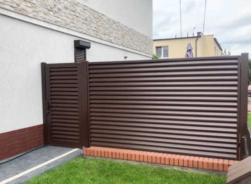 Ogrodzenie zasłaniające posesję z wypełnieniem z blachy - Ogrodzenia KIM Budzyń, Chodzież, Oborniki, Szamotuły, Piła