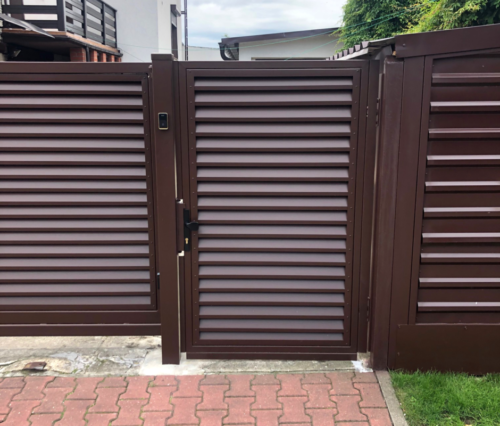 Ogrodzenie zasłaniające posesję z wypełnieniem z blachy - Ogrodzenia KIM Budzyń, Chodzież, Oborniki, Szamotuły, Piła