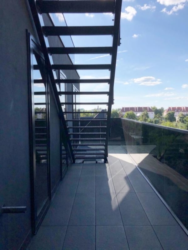 Schody cynkowane, malowane proszkowo na czarny mat, kraty  Wema - KIM Ogrodzenia Budzyń