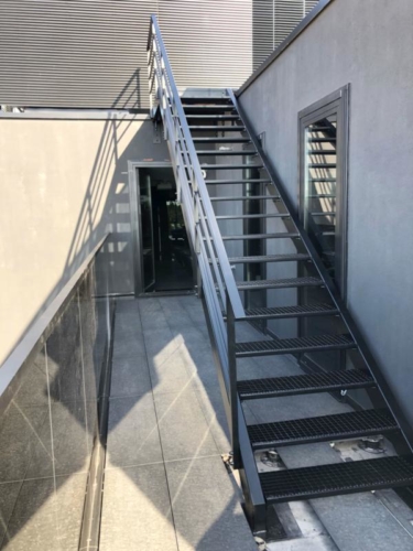 Schody cynkowane, malowane proszkowo na czarny mat, kraty  Wema - KIM Ogrodzenia Budzyń