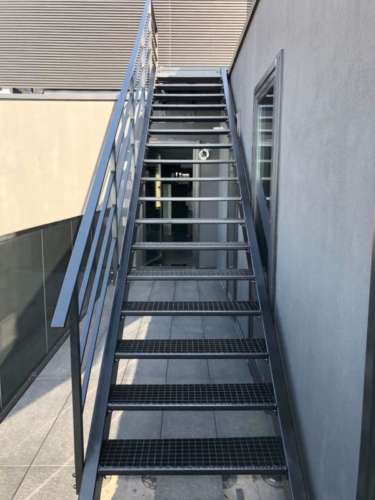 Schody zewnętrzne stalowe ocynkowane. Podesty z krat Wema - KIM Ogrodzenia Budzyń