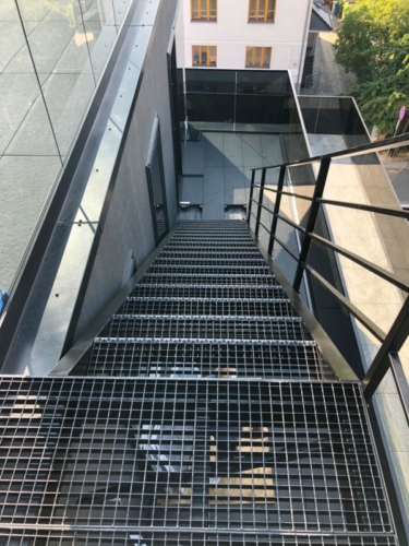 Schody cynkowane, malowane proszkowo na czarny mat, kraty  Wema - KIM Ogrodzenia Budzyń