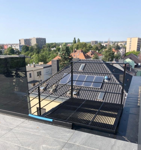 Schody cynkowane, malowane proszkowo na czarny mat, kraty  Wema - KIM Ogrodzenia Budzyń