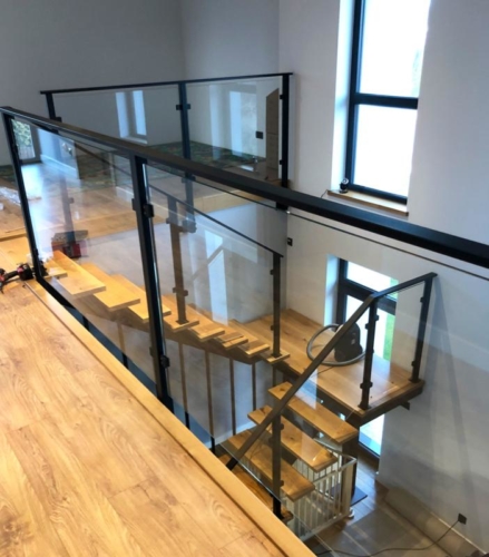 Schody o konstrukcji stalowej z drewnianymi stopniami wraz z balustradą z bezpiecznego szkła 4/4/1 - KIM Ogrodzenia Budzyń