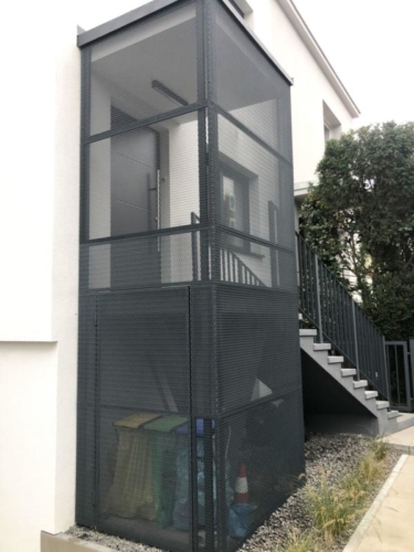 Zabudowa wejścia do domu z siatki cięto-ciągnionej, balustrady - KIM Ogrodzenia Budzyń