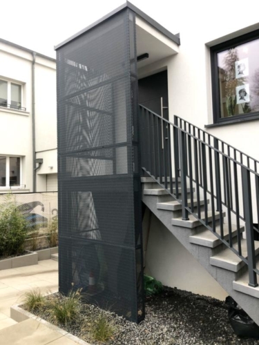 Zabudowa wejścia do domu z siatki cięto-ciągnionej, balustrady - KIM Ogrodzenia Budzyń