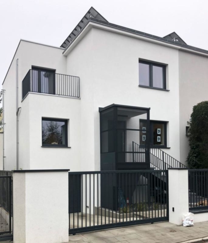 Zabudowa wejścia do domu z siatki cięto-ciągnionej, balustrady - KIM Ogrodzenia Budzyń