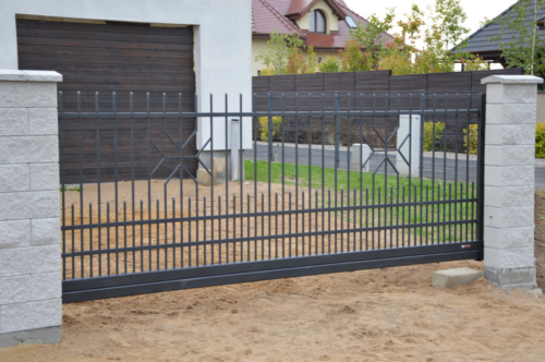 Wykonujemy i montujemy furtki oraz bramy stalowe, ocynkowane i malowane proszkowo. Nowoczesne i tradycyjne, bramy przesuwne i skrzydłowe - KIM Ogrodzenia Budzyń