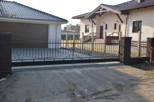 Wykonujemy i montujemy furtki oraz bramy stalowe, ocynkowane i malowane proszkowo. Nowoczesne i tradycyjne, bramy przesuwne i skrzydłowe - KIM Ogrodzenia Budzyń