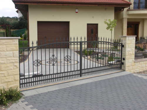 Wykonujemy i montujemy furtki oraz bramy stalowe, ocynkowane i malowane proszkowo. Nowoczesne i tradycyjne, bramy przesuwne i skrzydłowe - KIM Ogrodzenia Budzyń