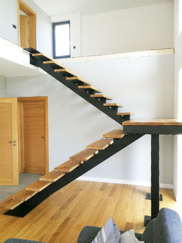 Designerskie-schody-metalowo--drewniane