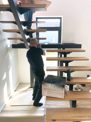 Designerskie schody wewnętrzne metalowo-drewniane - KIM Ogrodzenia Budzyń