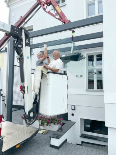 Zadaszenie ze stali, szkła hartowanego i siatki przy zabytkowej kamienicy - KIM Ogrodzenia Budzyń
