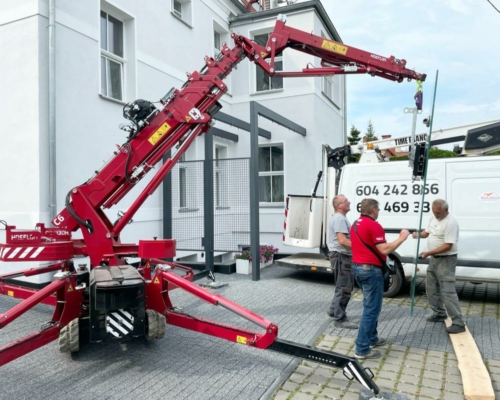 Zadaszenie ze stali, szkła hartowanego i siatki przy zabytkowej kamienicy - KIM Ogrodzenia Budzyń