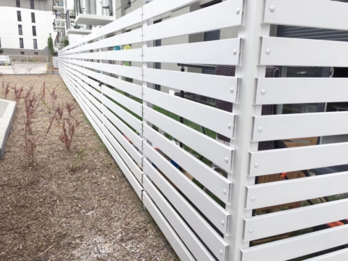 Wykonujemy i montujemy różne elementy ślusarki budowlanej - zadaszenia, poręcze, daszki - KIM Ogrodzenia Budzyń