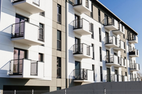 Wykonujemy i montujemy różne elementy ślusarki budowlanej - zadaszenia, poręcze, daszki - KIM Ogrodzenia Budzyń